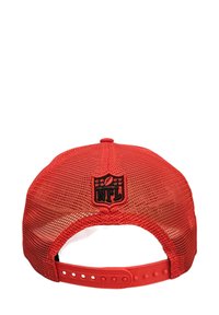 Casquette en maille rouge avec une sangle en plastique réglable. Accent du logo NFL noir brodé à l'arrière. Surface texturée avec une visière courbée.