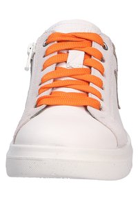 Białe skórzane sneakersy z pomarańczowymi sznurowadłami, aksamitnymi wykończeniami, okrągłym noskiem i bocznym zamkiem błyskawicznym. Posiadają płaską gumową podeszwę.