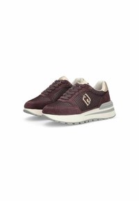 Baskets de sport bordeaux avec une tige en maille texturée et en daim, fermeture à lacets, semelle contrastante gris clair, et détail de logo sur le côté.