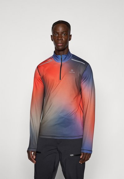 T-shirt de sport à manches longues avec un zip quart, dégradé de rouge à bleu, comportant une texture en maille et des bandes réfléchissantes sur les épaules.