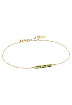Gouden kettingarmband met drie groene rechthoekige edelstenen en twee kleine ronde heldere stenen aan weerszijden. Elegante design met een karabijnsluiting.