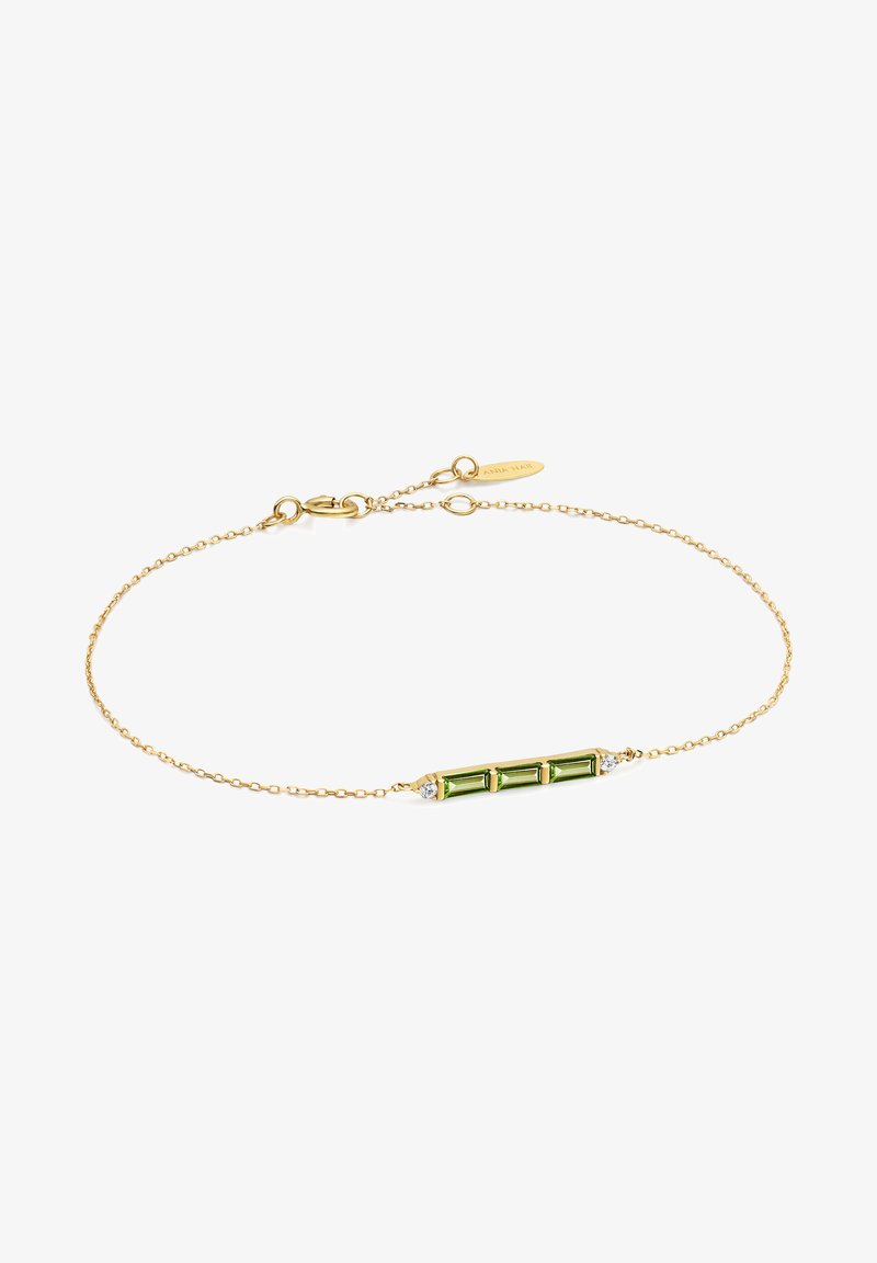 Goldkettlearmband mit drei grünen rechteckigen Edelsteinen und zwei kleinen runden klaren Steinen auf beiden Seiten. Elegantes Design mit Karabinerverschluss.