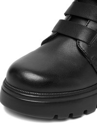 Czarny skórzany botek do kostki z zaokrąglonym noskiem, wyposażony w dwa szerokie paski i teksturowane wykończenie. Gumowa podeszwa z bieżnikiem.