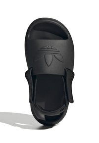 Svart plasttoffel med en formgjuten ovandel med logotyp, öppen tå och böjd sula. Texturerad yta och tygremmar för säker passform.