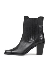 Must juust musta nahast ankle bott, millel on terav nina, vertikaalne õmblusdetail külgedel ja plokkninak. Sile tekstuur ja minimaalne riistvara.