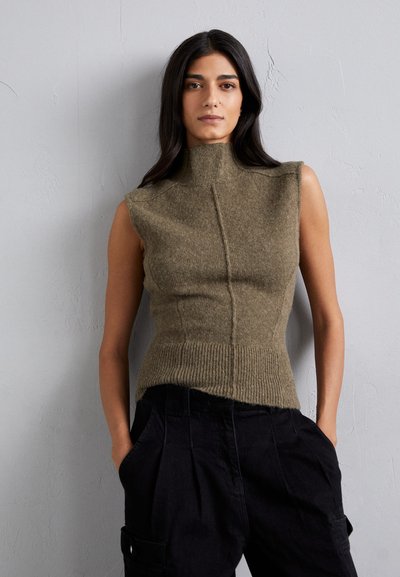 Ärmelloses Strickoberteil in olivgrün, mit einem Stehkragen und geripptem Saum. Der Stoff hat eine weiche Textur und eine taillierte Silhouette.