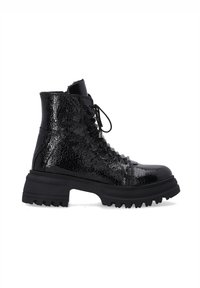 Černé kotníkové boty na šněrování s texturou popraskané kůže, masivní gumovou podrážkou a kulatou špičkou. Mají pevné průvleky na tkaničky a vysoký límec.