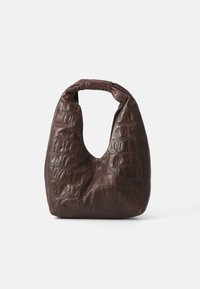 Bruine leren handtas met een gestructureerd krokodillenpatroon, semi-cirkelvormige opening en een dikke handgreep, met een zachte, slungelige vorm.