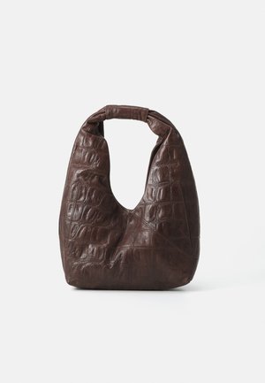 Sac en cuir brun avec un motif texturé de crocodile, ouverture semi-circulaire et une anse épaisse, présentant une forme douce et décontractée.