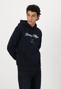 Tommy Hilfiger SCRIPT LOGO HOODY - Sweatshirt - desert sky