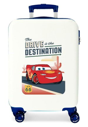 Maleta blanca con asa y ruedas azules, con un coche de carreras rojo, fondo desértico y texto "El viaje es el destino" en el frente.