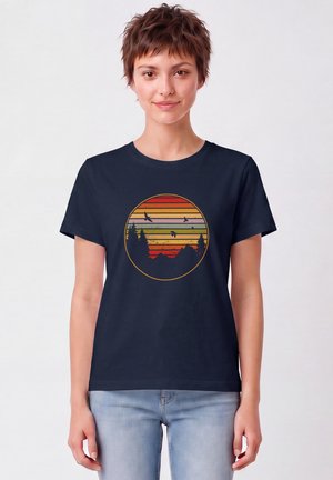 watapparel, SUNSET BERGE & TANNEN - T-shirt imprimé - french navy