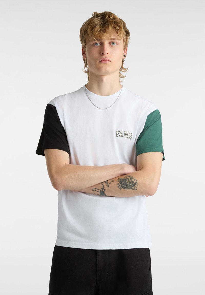 T-Shirt mit kurzen Ärmeln, weißem Körper, schwarzem linken Ärmel und grünem rechten Ärmel. "VANS"-Logo in gesticktem Text auf der Brust. Weicher Baumwollstoff.