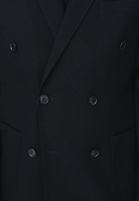 Czarna dwurzędowa marynarka wykonana z teksturowanej tkaniny, z dwoma guzikami i dwiema przednimi kieszeniami, z klapami w kształcie litery V oraz dopasowanym krojem.