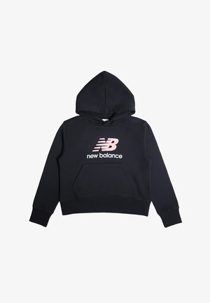 Haut noir court avec capuche à cordon de serrage, poche kangourou avant, logo "New Balance" rose, et poignets et ourlet côtelés. Fabriqué en tissu doux.