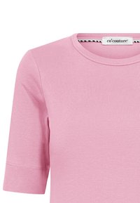 T-shirt rosa a maniche corte realizzato in tessuto morbido. Presenta un collo rotondo a coste e dettagli di cucitura sottili. Etichetta del marchio visibile al collo.