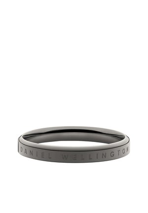 Bague en métal noir avec « DANIEL WELLINGTON » gravé autour de sa surface extérieure, présentée sur fond blanc.