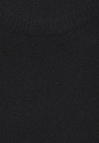 Čierny pletený sveter s mäkkým, textúrovaným povrchom a okrúhlym výstrihom. Obsahuje bezšvový dizajn s jemným elastickým efektom pre pohodlie.