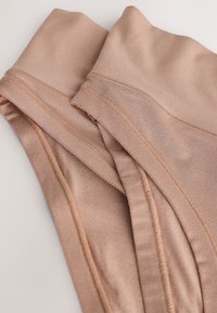 Telové legíny s hladkou textúrou, vybavené širokým pásom a spevnenými švami. Navrhnuté pre pohodlie a flexibilitu.