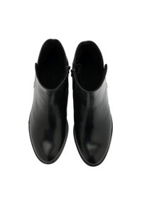 Botas de tobillo de cuero negro con una textura suave, punta redondeada y cremalleras laterales, presentando un diseño minimalista y sin adornos visibles.