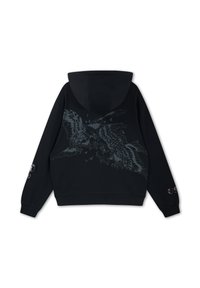 Schwarzer Kapuzenpullover mit dunklem Motiv zweier kämpfender Vögel auf dem Rücken und kleinen Druckdesigns auf den Ärmeln.