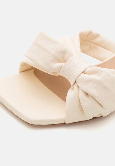 Stuart Weitzman SOFIA SLIDE - Mules - seashell