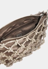 Pochette en satin beige ornée d'un design en maillage de perles argentées, dotée d'une fermeture éclair et d'une poche intérieure.