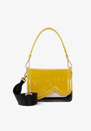 Gul læderhåndtaske med en scalloped-design, der har en top-håndtag og en aftagelig sort rem. Hvide syninger og glansfuld finish.
