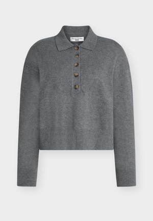 Maglione grigio corto con collo a polo, caratterizzato da cinque bottoni marroni e polsini e orlo a coste. Realizzato in materiale morbido e strutturato.