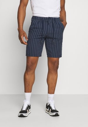 Marineblaue gestreifte Shorts mit einem elastischen Bund und Kordelzugdetails. Hergestellt aus leichtem Material, mit Seitentaschen und einem entspannten Schnitt.