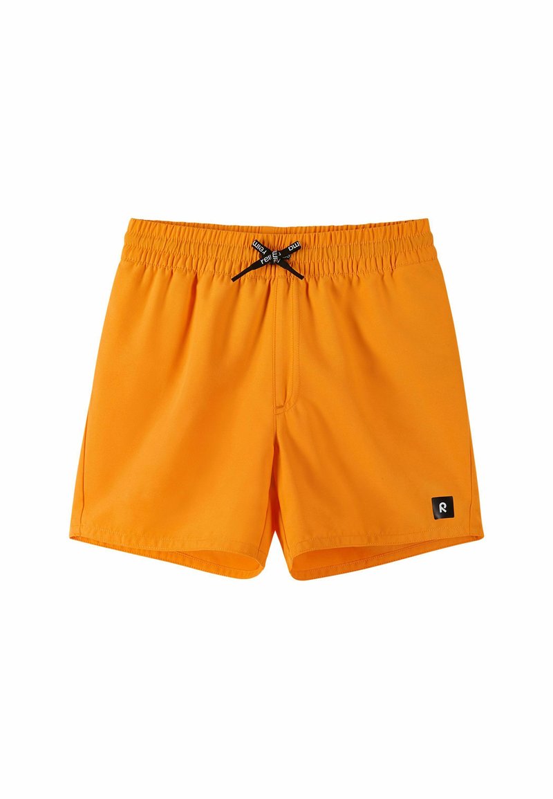 Pomarańczowe szorty kąpielowe z elastycznym pasem, czarnym sznurkiem do regulacji i małą naszywką z logo w dolnym prawym rogu. Gładka tekstura.