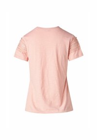 Camiseta de manga corta color rosa claro con un diseño texturizado en los hombros, cuello redondo y un ajuste holgado. Material suave con un brillo sutil.