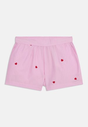 Lyserøde shorts med striber og små røde hjerte mønstre samt elastik i taljen på hvid baggrund.