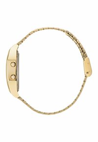 Guldfärgad klocka med en rektangulär urkapsel, två framträdande knappar och en länkad armbandsrem. Släta ytor med polerad finish.