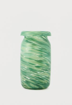 Vase en verre tourbillonnant vert et vert clair avec un bord large légèrement évasé, présenté sur un fond blanc uni.