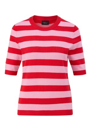 Gebreide top met korte mouwen, horizontale rode en roze strepen en een ronde halslijn.