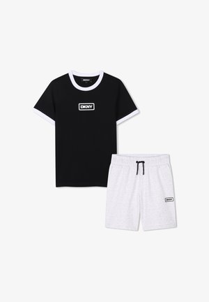 T-shirt noir à manches courtes avec des bordures blanches et un logo, associé à un short gris avec un motif intégral et une taille à cordon.