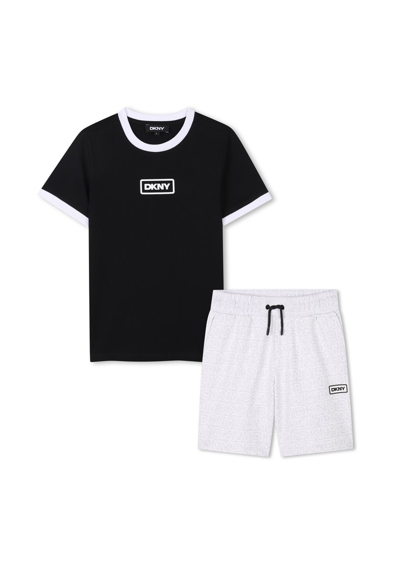 Zwarte t-shirt met korte mouwen met witte rand en logo, gecombineerd met grijze shorts met een overal patroon en een trekkoord taille.