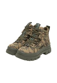 Paar grün-braune Camouflage-High-Top-Stiefel mit dicken Sohlen und grünen Schnürsenkeln vor weißem Hintergrund.