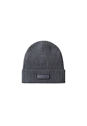 Bonnet côtelé en maille gris foncé avec revers plié et petite étiquette rectangulaire Calvin Klein au centre devant.