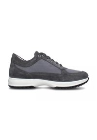 Sneaker grigio con una parte superiore in mesh e suede, suola intermedia bianca a contrasto, suola in gomma testurizzata e lacci rotondi.