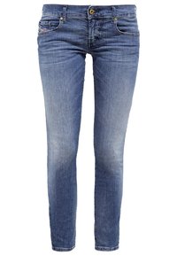 Smaljeans i blekt blå denim med klassisk femficksdesign, subtila lättningar och knappstängning.