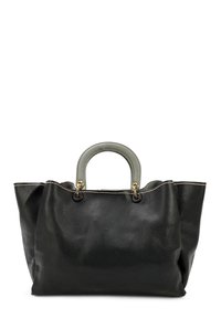 Zwarte lederen tote bag met een gestructureerd oppervlak, voorzien van een grijze handgreep, gouden hardware en contrasterende stiksels langs de rand.