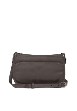 Borsa a tracolla in pelle grigia con chiusura zip, tasche anteriori e posteriori, tracolla regolabile e texture liscia. Design minimalista con logo.