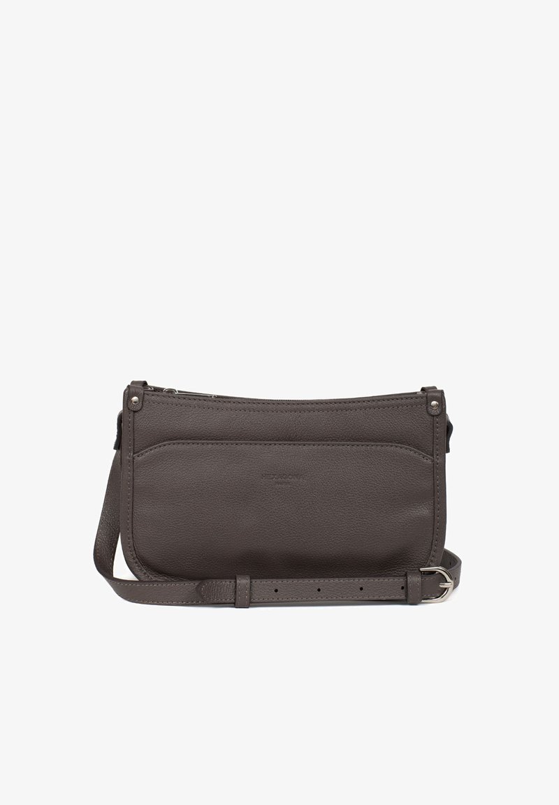 Borsa a tracolla in pelle grigia con chiusura zip, tasche anteriori e posteriori, tracolla regolabile e texture liscia. Design minimalista con logo.