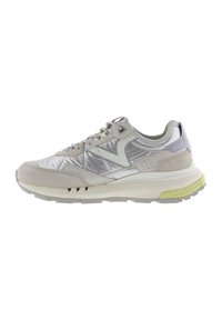 Sneaker grigio chiaro caratterizzato da un mix di pelle liscia e tessuto lucido, con un logo distintivo, accenti perforati e una suola gialla texturizzata.
