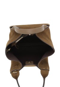 Bruine suède handtas met een beige leren handvat, open ontwerp, gouden hardware en donkere binnenkant. Heeft een ritscompartiment.