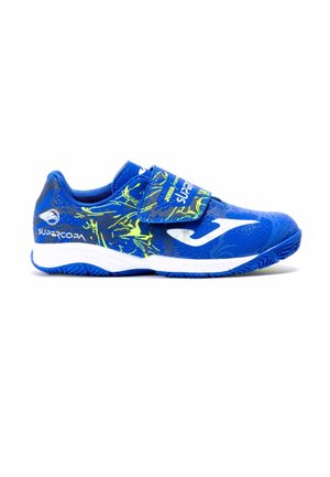 Deportiva azul con una correa de velcro, que presenta acentos en verde neón y una parte superior texturizada. La suela es blanca con una suela de goma azul con patrón.