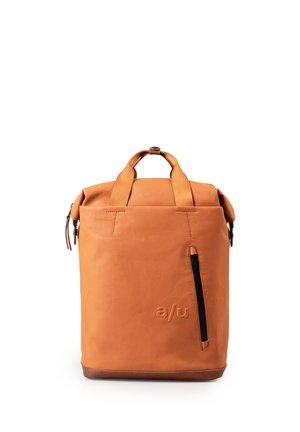 Zaino arancione con chiusura roll-top, caratterizzato da una superficie liscia, con tasca laterale con zip e base in pelle marrone. Logo impresso sul davanti.