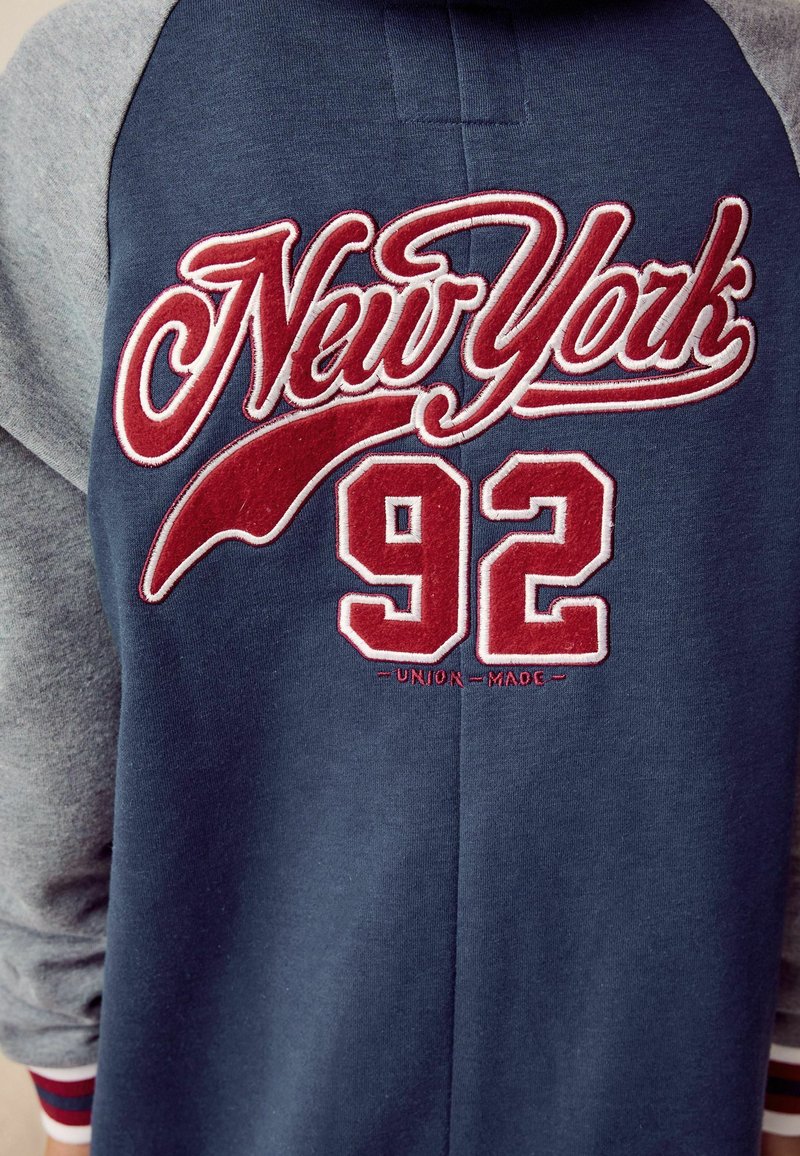 Next ALL-IN-ONE.  - REGULAR FIT - Pizsamák - navy blue varsity badges